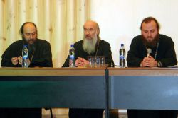 В президиуме (слева_направо): прот. Михаил Ялов, прот. Виктор Дорофеев, иером. Константин (Островский)