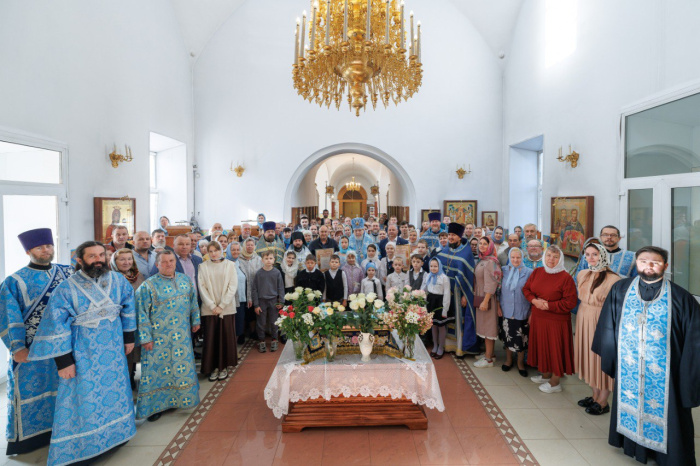 Архиерейское богослужение в Успенском храме деревни Войнова Гора