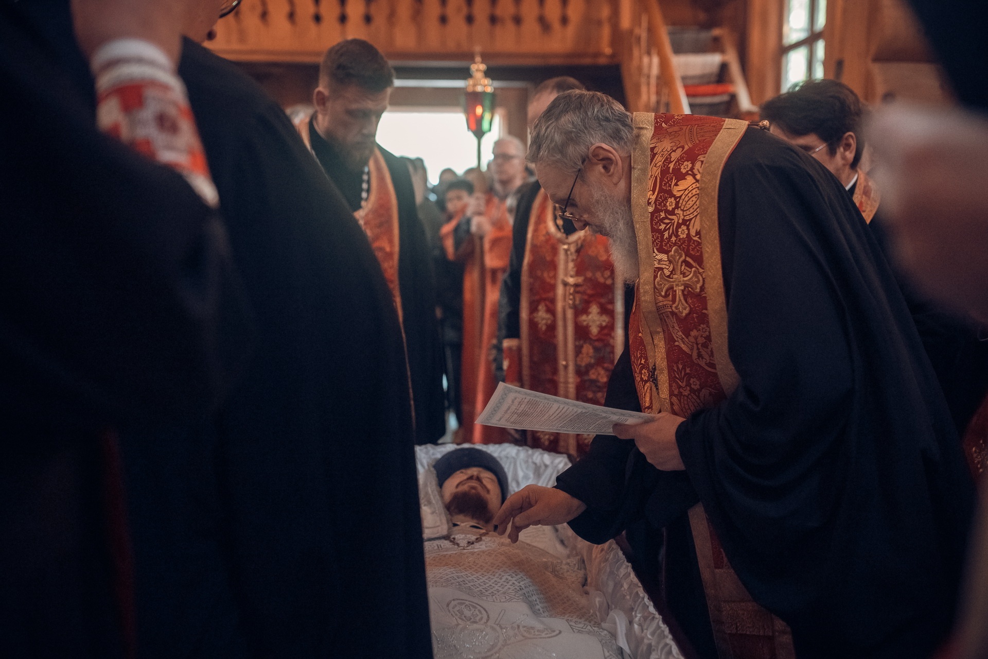 Умер отец николая. Отпевание священника Михаила Савина. Священник панихида в храме.