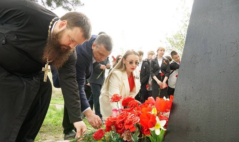 Возложение цветов к памятнику Неизвестному солдату в Павловском Посаде