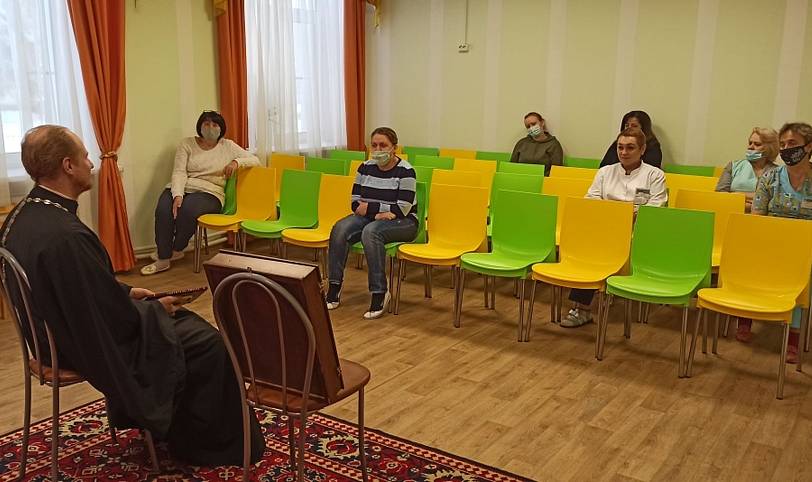 Беседа в отделении «Мать и дитя» реабилитационного центра «Росинка» деревни Медвежьи Озера