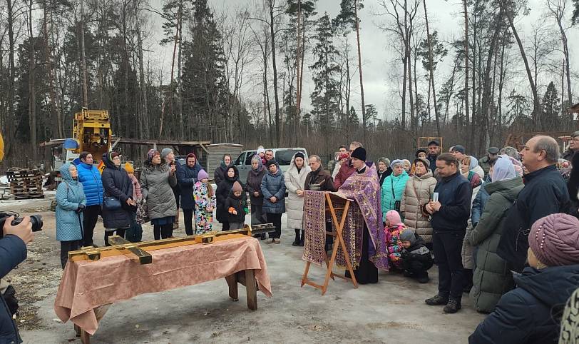 Водружение купола и креста на строящийся Преображенский храм посёлка Загорянский