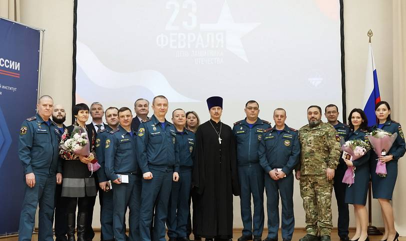 Поздравление с Днём защитника Отечества в микрорайоне ВНИИПО