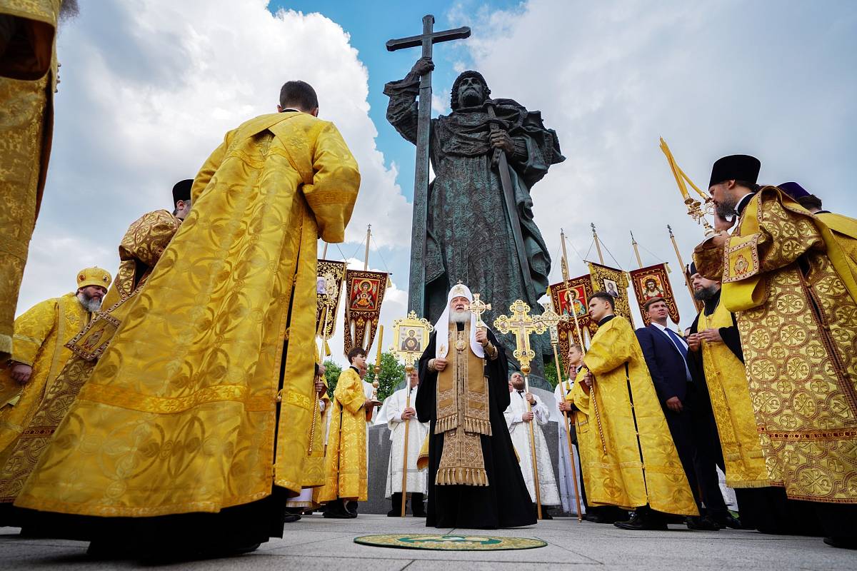 Молебен у памятника святому равноапостольному князю Владимиру в Москве 