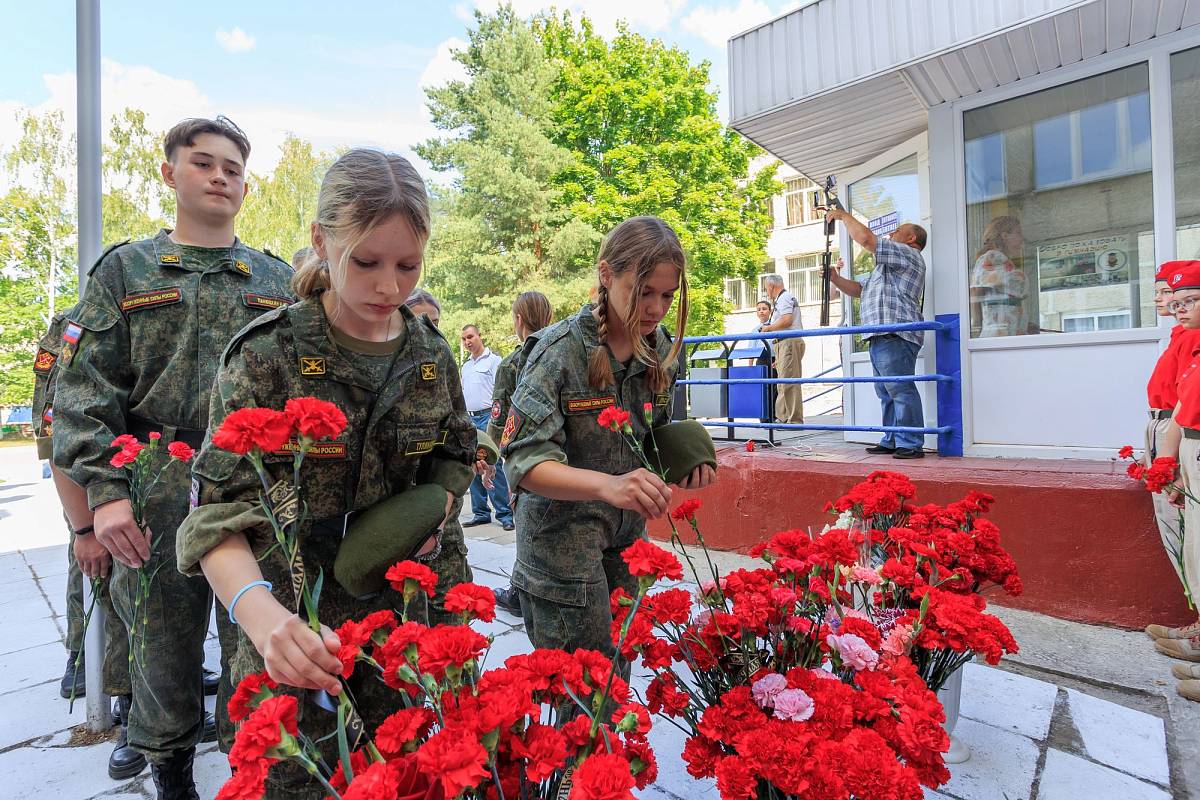 Открытие памятной доски младшему сержанту Максиму Базанову