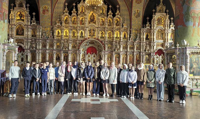 Учащиеся гимназии №6 в Троицком соборе города Щёлково