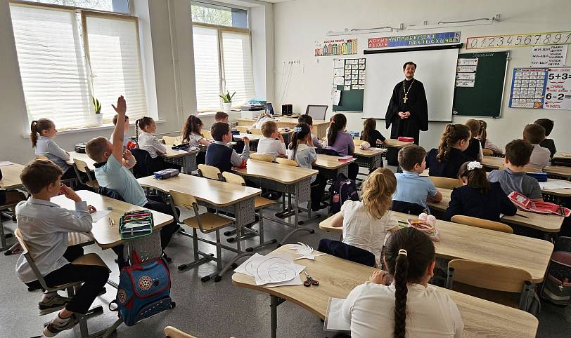 Беседы священника со школьниками в посёлке Краснознаменский