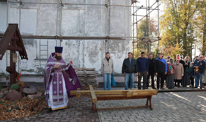 Установка креста на колокольню Сергиевского храма села Новосергиево