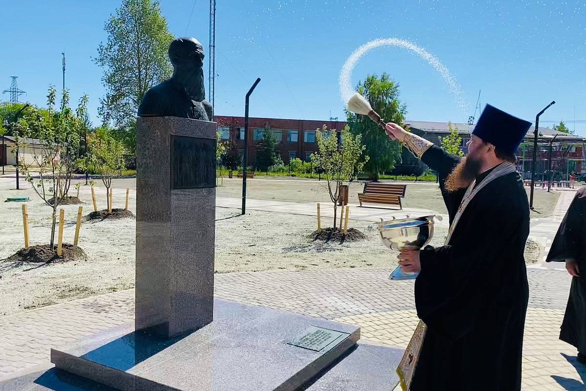 Освящение памятника священномученику Константину Успенскому в Электрогорске